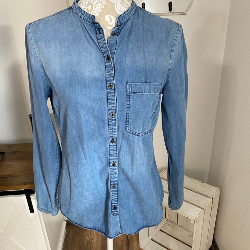 🌿3/$30🌿 Zara button down chambray top